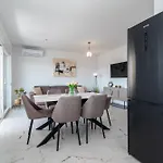 Natura Apartment-new Modern With View & Two Free Parking Spaces-10 Min Walk To Old Town Traù